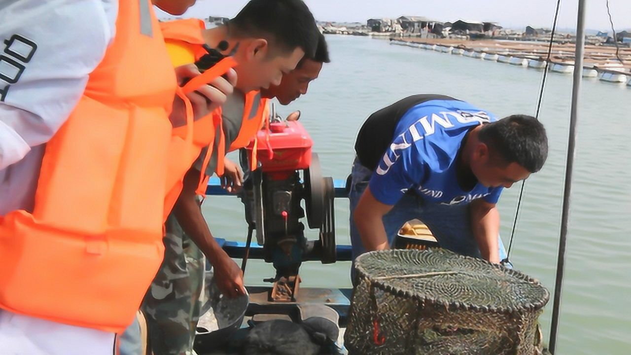 厦门小伙来福建东山岛,挑战危险的海上拉地笼,意外捕获石斑鱼