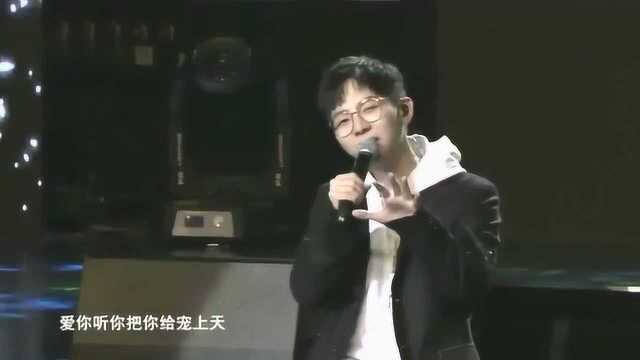 胡夏演唱《爱夏》,爱上你第一个夏天,你就问我爱会不会变!