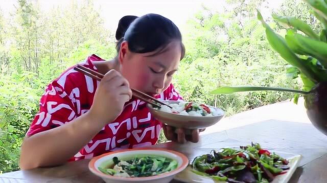 2斤好货配二荆条炒,胖妹吃到满脸通红,网友:辣椒和你有仇