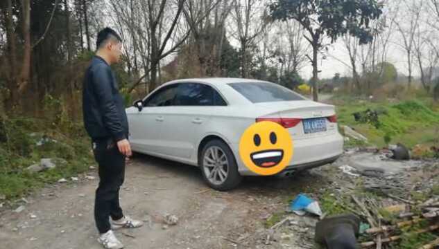 实拍:小伙把豪车开到乡村羊肠小道,这么狭窄的小路能顺利倒车吗