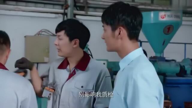 鞋子样品出来了,老板很满意,准备出去推销!