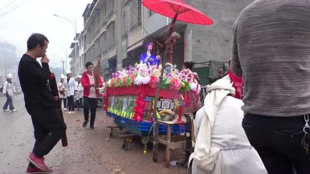 实拍贵州少数民族丧葬风俗,棺材上放纸人,人们围着棺材吹笙