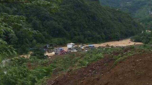 贵州松桃县山体滑坡7人失联6人被困 救援道路被堵消防徒步赶往现场