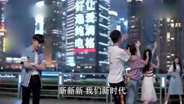 少年们高考完后放纵自己,跟大妈们抢地盘跳舞,青春真美好