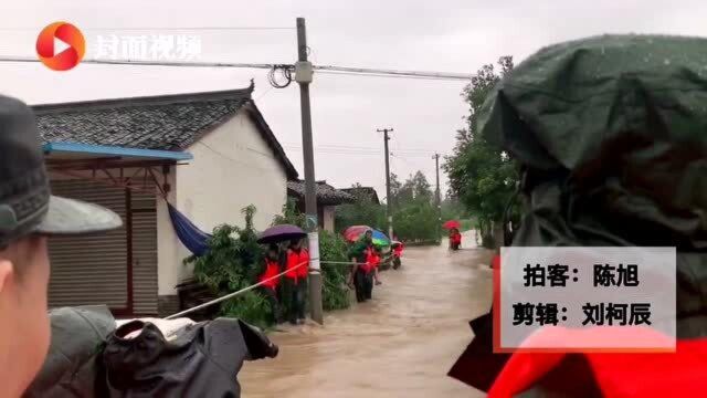 四川绵竹暴雨致多地洪水泛滥 转移群众工作正在持续进行