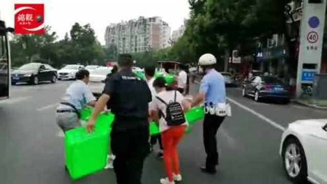 三轮车急转弯面包散落一地 警察市民纷纷援手相助