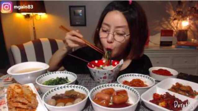 美女吃韩国料理,看着吃太馋人!