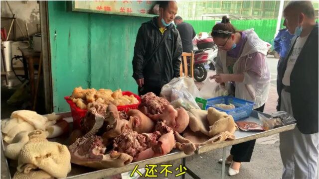 湖北襄阳最接地气的牛杂市场,30多年没换地,人们成袋买,太实惠