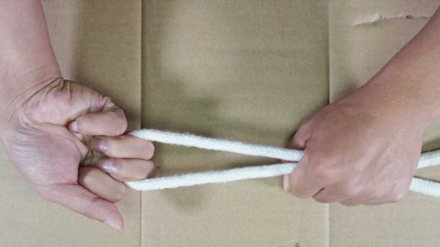 魔术教学:没有缺口的绳子隔空穿越手指!看完后真简单
