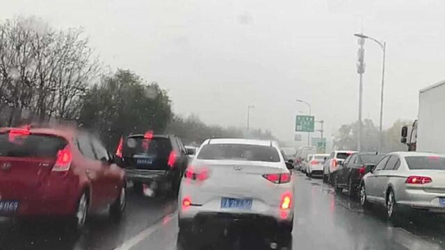 雨雪天道路湿滑,注意出行安全