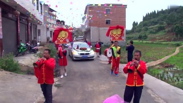 贵州黔东南农村,接亲队伍站马路两旁,配上这首歌曲太有气氛!