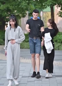 有这么善良的女朋友，小哥哥一定很幸福吧！411