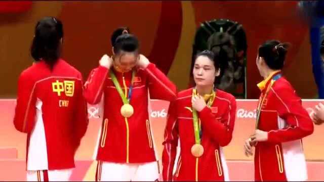 中国女排里约奥运会夺冠,感受下当时颁奖现场!