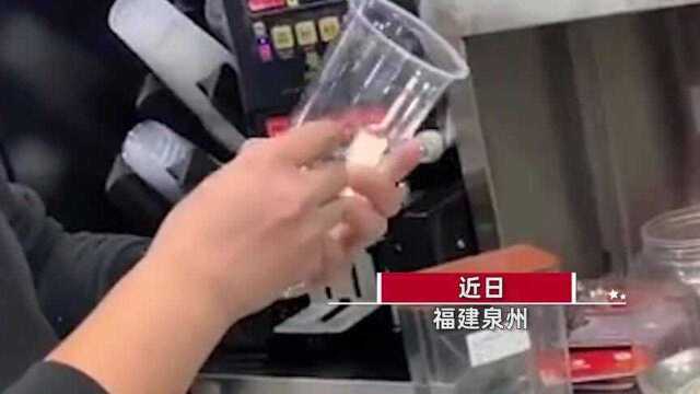 泉州:民警联合奶茶店推出“反诈奶茶”,亲自贴标语,还上门讲解