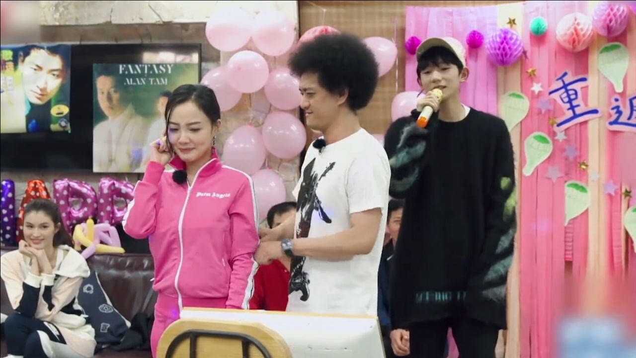 王源深情演唱同桌的你赵英俊李小璐戏精上演音乐剧往事如在昨天