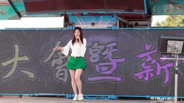 美女歌手,演唱《安可》,不比明星差