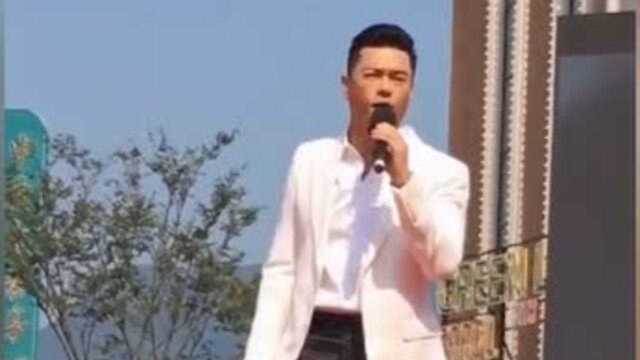 63岁吕良伟商演捞金,保养得当似36岁,网友:比刘德华还耐老