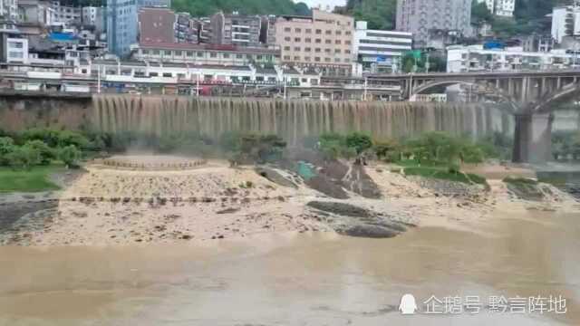 贵州沿河县突发暴雨,河西桥下再次进入瀑布模式!