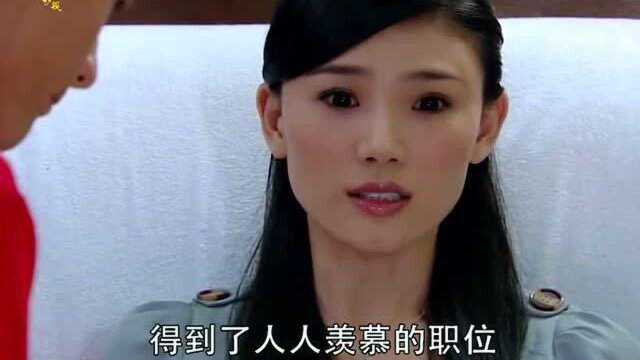 穷小子给美丽富婆洗脚 个暖心举动被富婆看上 穷小子走上人生巅峰