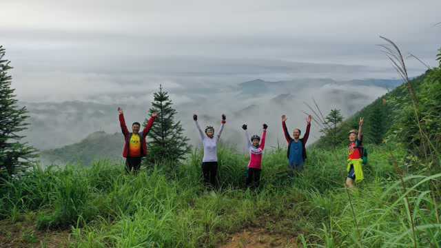 杳霭祥云起,飘飏翠岭新一一零陵杉树山云海