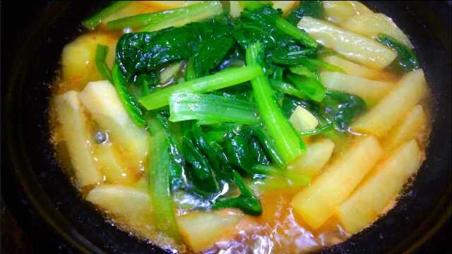 小白菜炖土豆,白菜翠绿土豆面,掌握方法真下饭,家常美食真喜欢