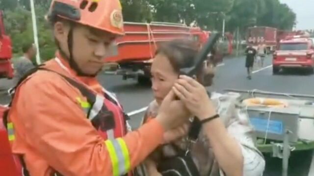 安徽消防驰援河南 用卫星电话帮外地女子联系家人