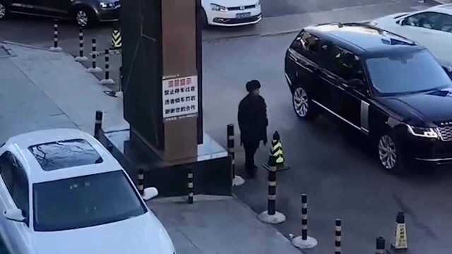 监控实拍:老司机进小区停车,没想到后面又来了一辆车