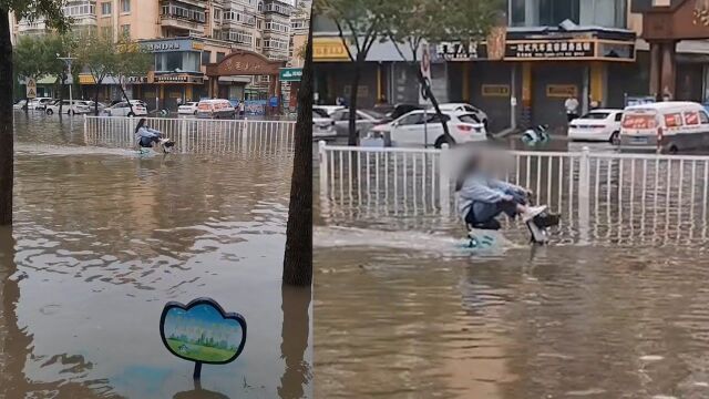 路面积水成“河”,女子淡定“花式”骑行,电动车秒变“电动船”