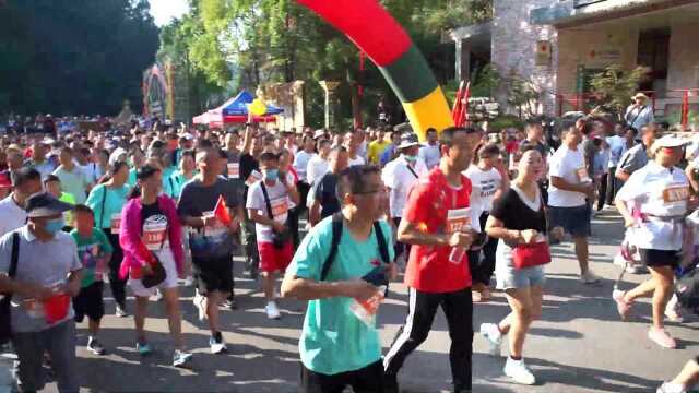 “十一”小长假首日,贵州施秉数千人登高为祖国母亲庆生