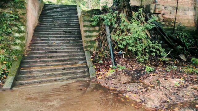 雨后积水的青石板路