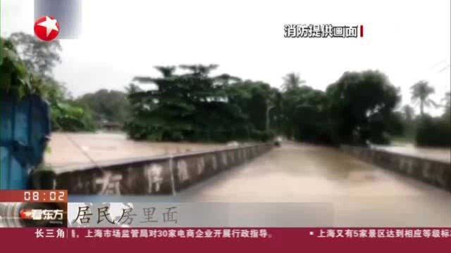 海南陵水:暴雨致房屋被淹 消防员救援被困群众