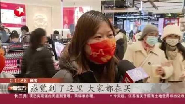 上海:商场卖力促销 顾客“血拼”跨年