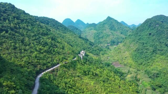 深居大山里的两兄弟,在半山腰建了两栋房子!