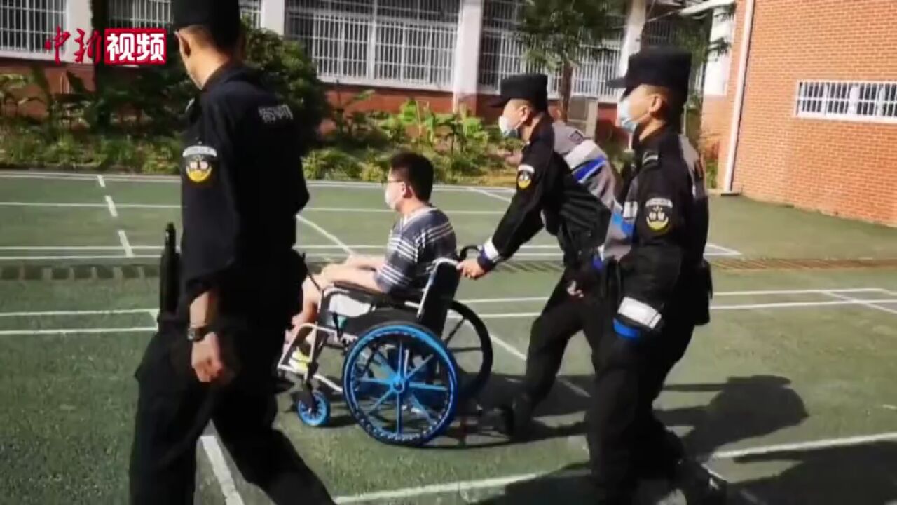 民警背脚部骨裂高考考生上五楼“赶考”