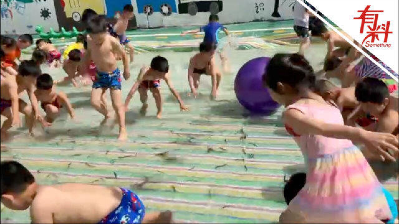 幼儿园搭简易水池让450名孩子抓泥鳅 负责人:让孩子解放天性