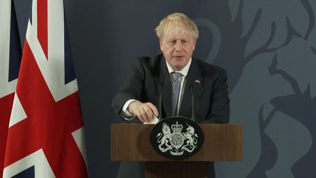 英国首相要帮穷人买房!威廉王子成“流浪汉”,在伦敦街头卖杂志...