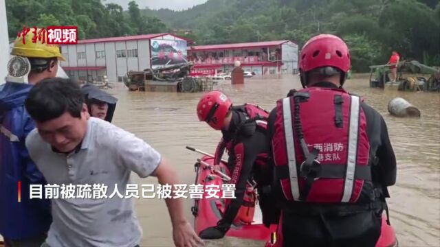 广西桂平工地内涝致42人被困消防冒雨紧急转移