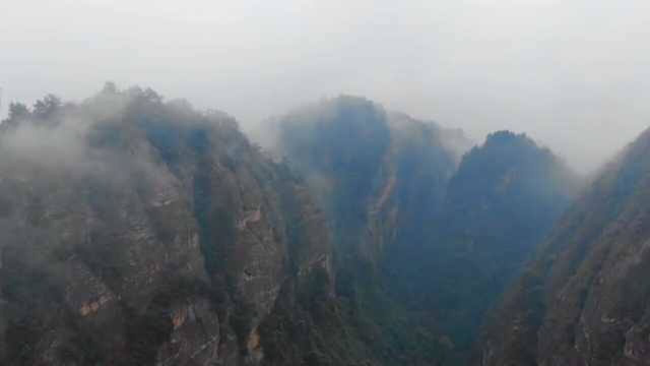 湖北宜昌市远安县城之西,丛山中耸立着独立一峰,叫鸣凤山