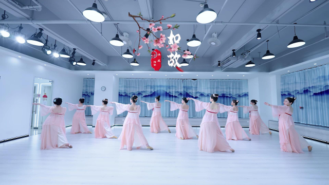 tiktok热门舞蹈练习室 s640x360?max_age=7776000