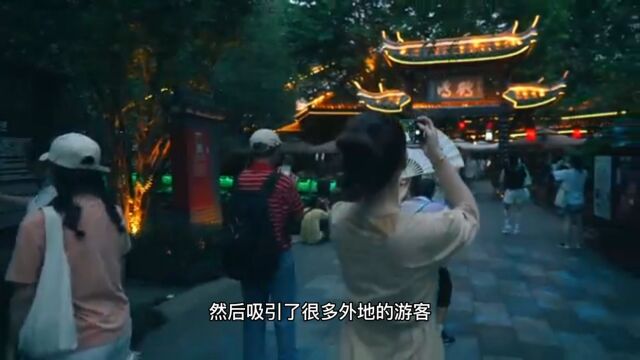 成都市人民公园荷花节首次亮灯,点亮夜经济,受到社会好评