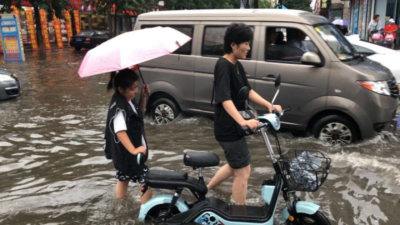 以前下雨成河的街,今年暴雨没咋地,东港市老旧小区改造真好使!