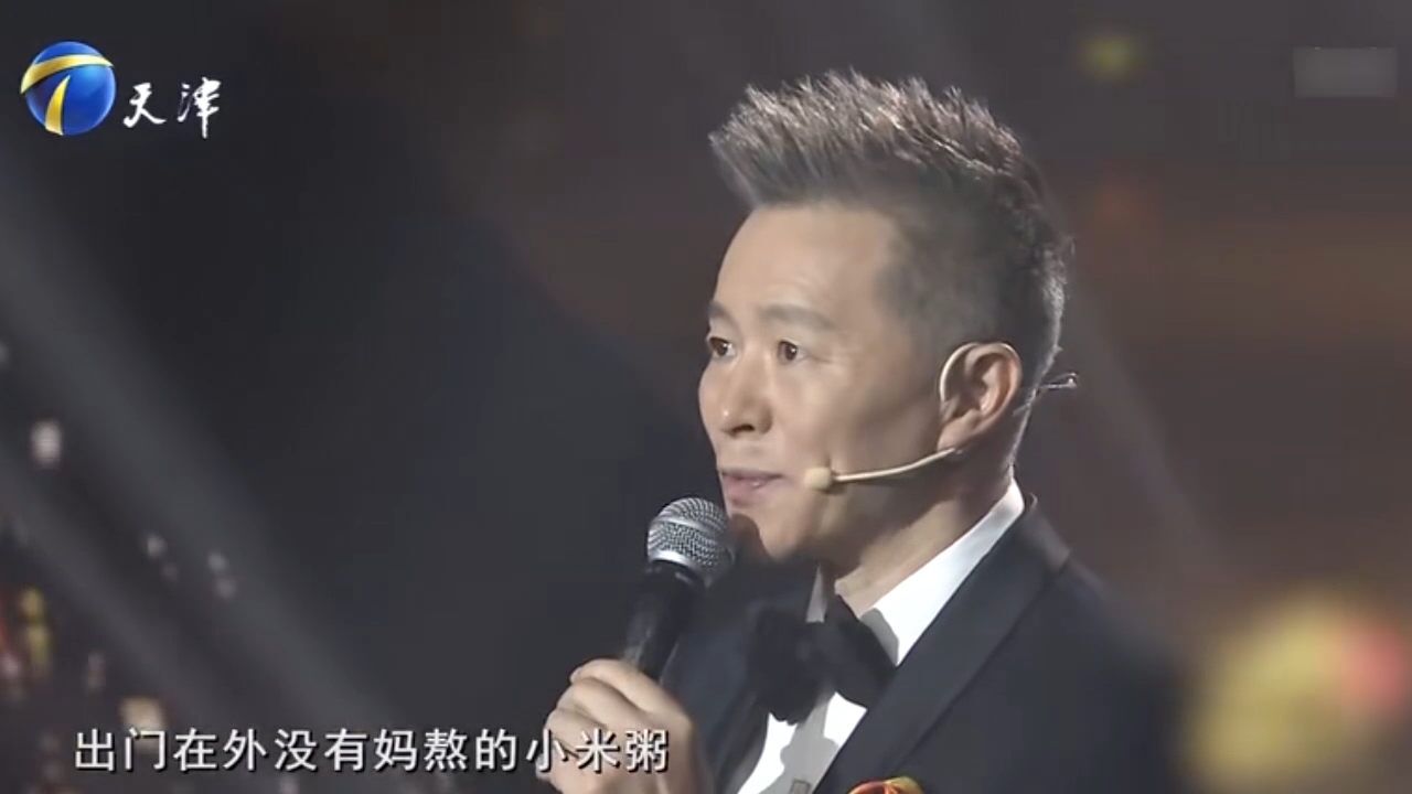 歌唱家王宏伟演唱《儿行千里》,嗓音深情,惹人落泪!