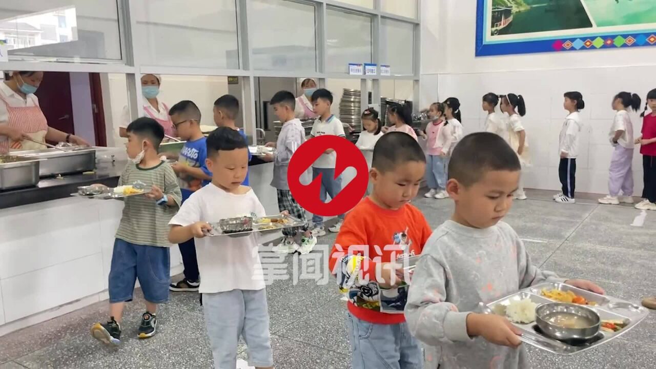 小学老师拍下班里学生打饭,端着饭盘小心翼翼:就像端的炸弹