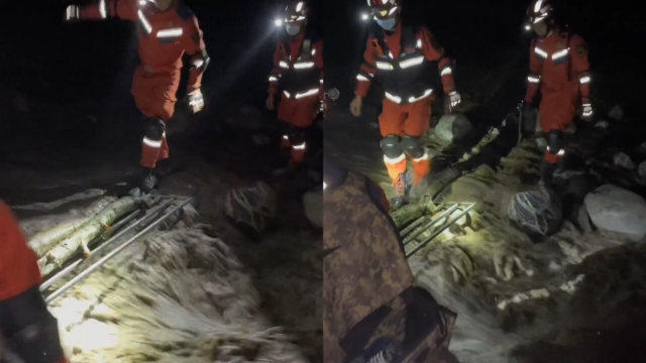 泸定地震道路被中断,消防员跨过湍急水流奔赴救援路:平安归来