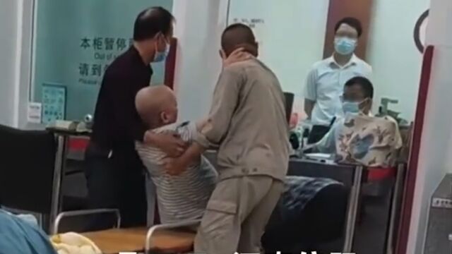 老人被用担架床抬进银行办业务,银行回应:家属不知道有上门服务