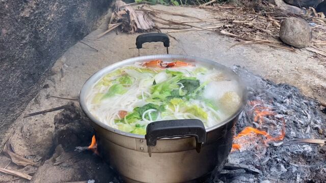 竹香柴火慢炖.猪骨.鸭肉.螃蟹.米粉.好吃到停不下来!