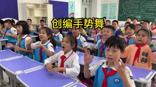 沧州市临海路小学表演唱《每当我走过老师的窗前》