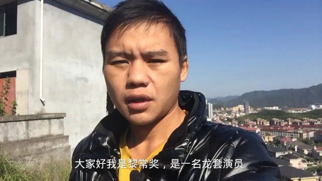 龙套演员黎常奖今天到山上看风景,想用英文介绍奈何自己词汇量少