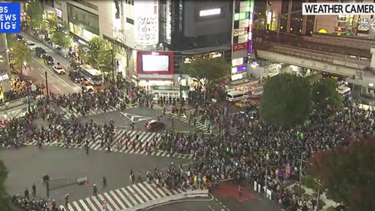 韩国踩踏事件后,实拍东京涩谷街头:安保人员组成人链牵绳组织人群过马路