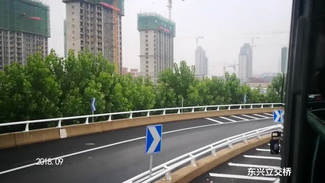 看城市变化,听城市声音——坐着双层车,堵车在修地铁占路的河东万达